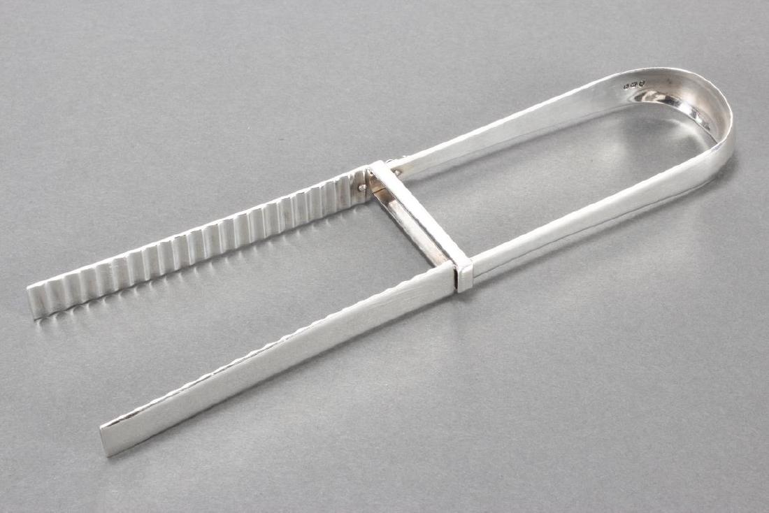 Pair of George III Sterling Silver Asparagus Tongs: hallmarked London, 1791, GS//WF (George Smith and William Fearn), with curved handle and ribbed grips, total weight 127gm, l 23cm
