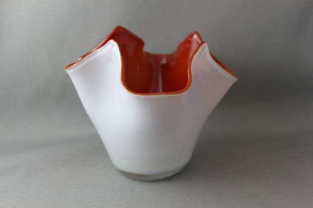 Italian Red and Milk Glass Handkerchief Glass Vase: h 10.5cm