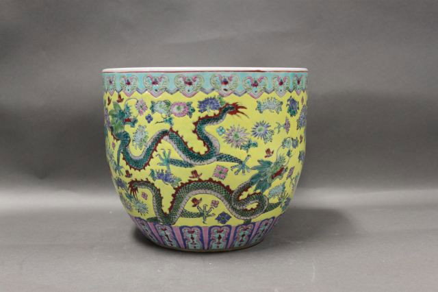 Chinese Porcelain Jardiniere,: decorated with green dragons on a yellow ground, six character mark to base, h 17.cm