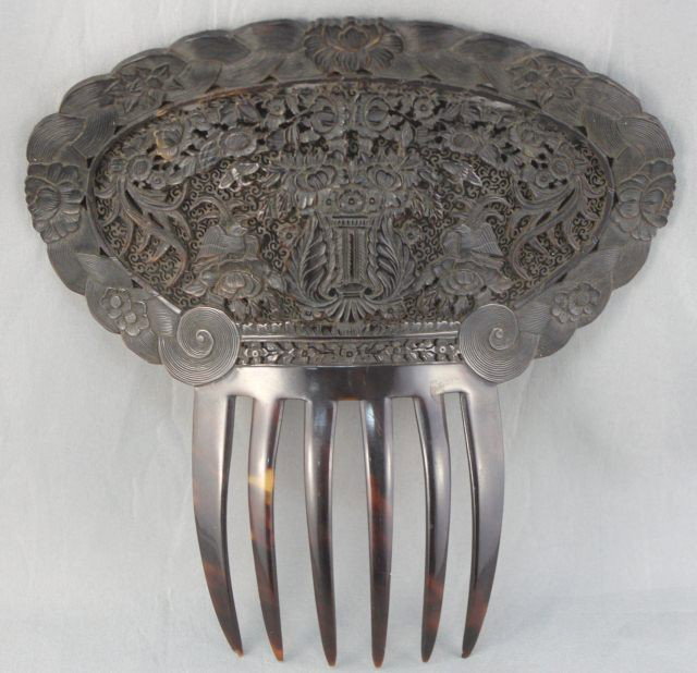 Exquisite Chinese Qing Dynasty, 18th Century: Tortoise Shell Hair Comb, beautifully carved with a oval panel, the interior carved with birds and flowers on a fine pierced fret work ground, surrounded by a boarder of entwined motifs and flowers, a