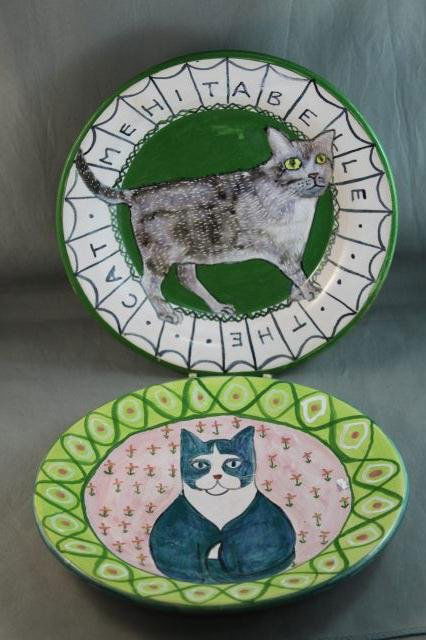 Two Hand Painted Plates by Nadine Herman (daughter: of Sali Herman) depicting cats, d 24cm (2)