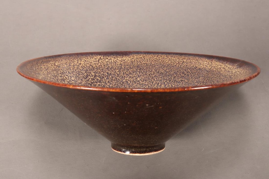 Good Chinese Jizhou Song Dynasty (960-1279): Conical Bowl, with slightly spreading lip and tapering body, in a mottled cream and brown glaze, on circular foot, height 5.6cm and diameter 15.5cm