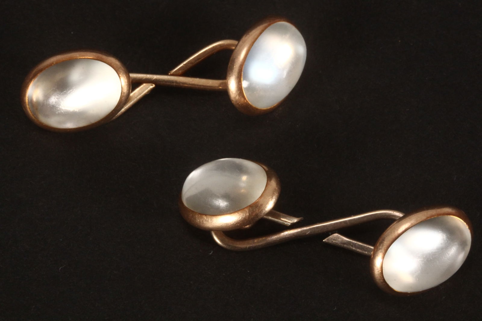 Gents 9ct Gold Moonstone Cufflinks,: each cuff set with two cabochon cut moonstones, on a 9ct gold frame, united by a figure eight shaped link, a/f (one link in silver), in period presentation case, total weight 5.5g, each cuff 30mm leng