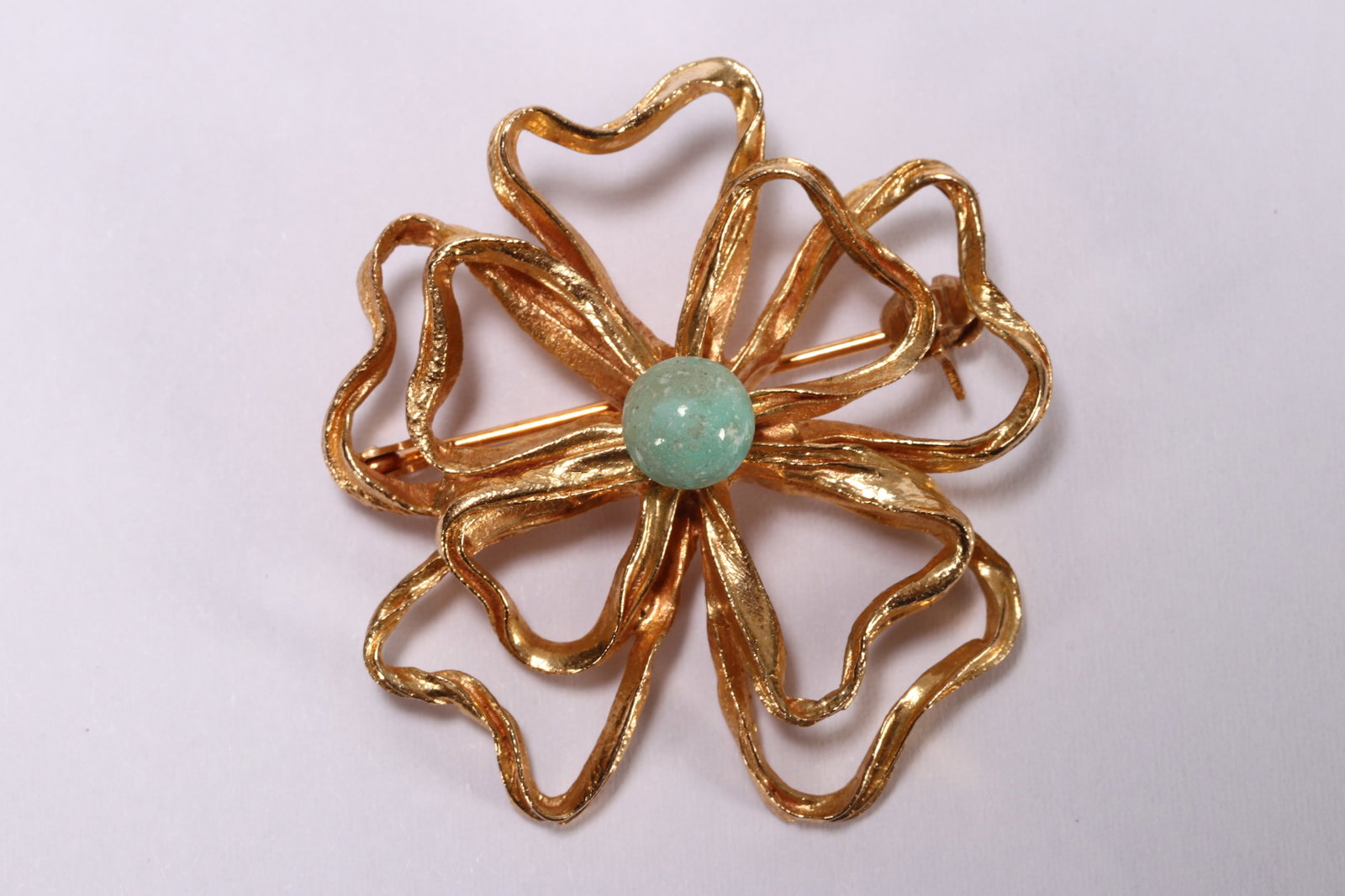 English 9ct Gold Brooch,: hallmarked 375/9, with Birmingham 1994 import mark, of pierced foliate form, set with central spherical turquoise stone, total weight 8.6g, diameter 3.5cm