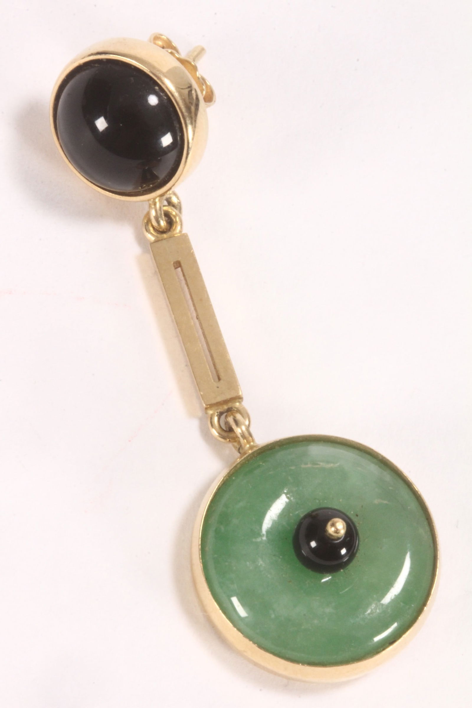 Australian 18ct Gold Single Drop Earring,: stamped 750, Lind (Lind Jewellers Mosman), in the Art Deco style with green jade and black onyx, total weight 8.48g, total drop 5cm