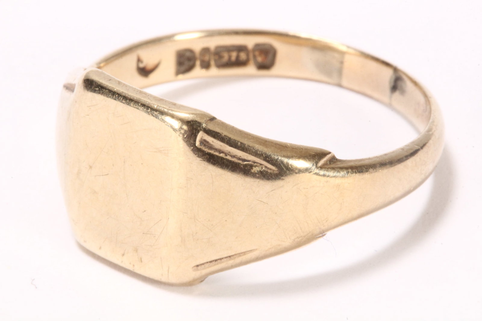 English 9ct Gold Signet Ring,: hallmarked 9/375, Chester, 1947, makers mark rubbed, total weight 6.28g, size Z