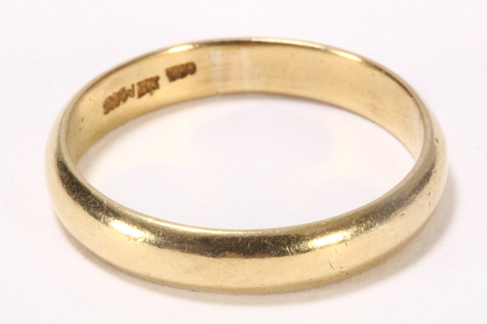 18ct Gold Wedding Ring,: marked 18KT, 750, MAS, total weight 4.55g, size T