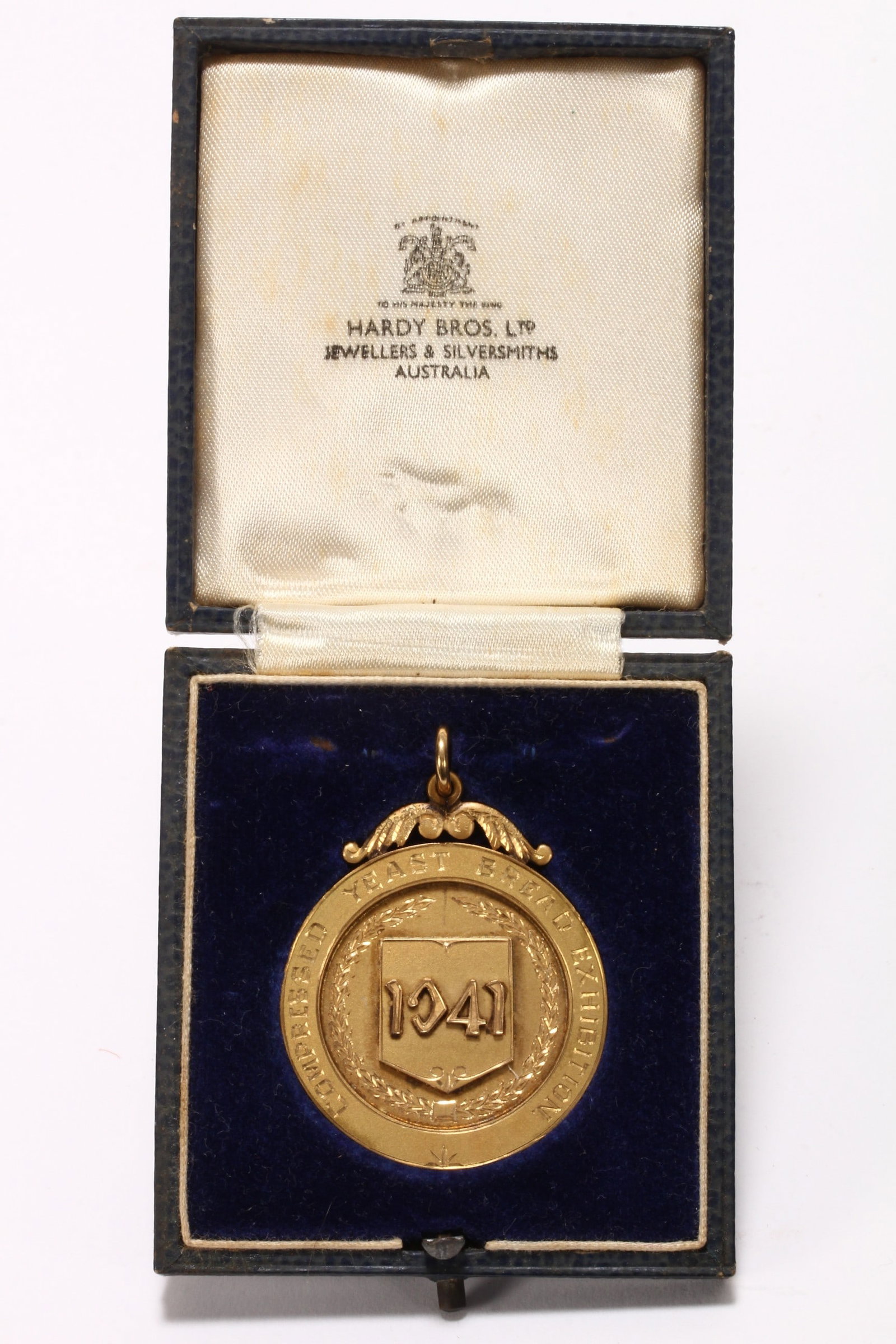 1941 9ct Gold Presentation Medallion,: stamped 9ct, the obverse engraved 'Compressed Yeast Bread Exhibitio /1941', the reverse 'Married Tin Loaves Section/1st Prize/Zone 2/Awarded to F.Wilkinson/ Wallsend. N.S.W.', total weight 10.2g, diam