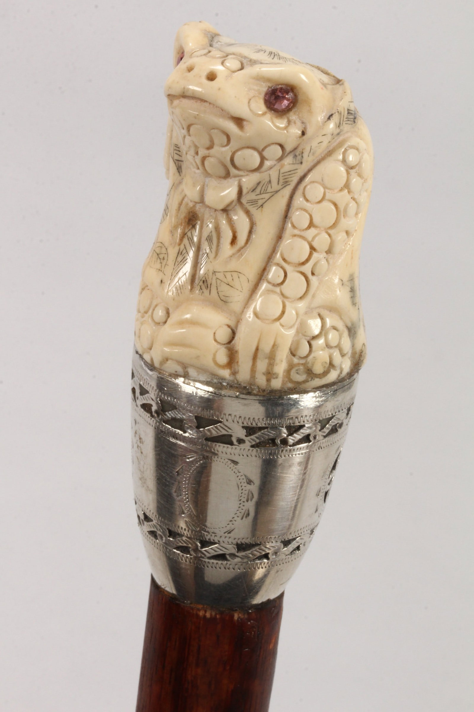 Novelty Walking Stick,: set with a carved bone handle in the form of a frog, with inset eyes, above a sterling silver mount and tapering support, length 99cm
