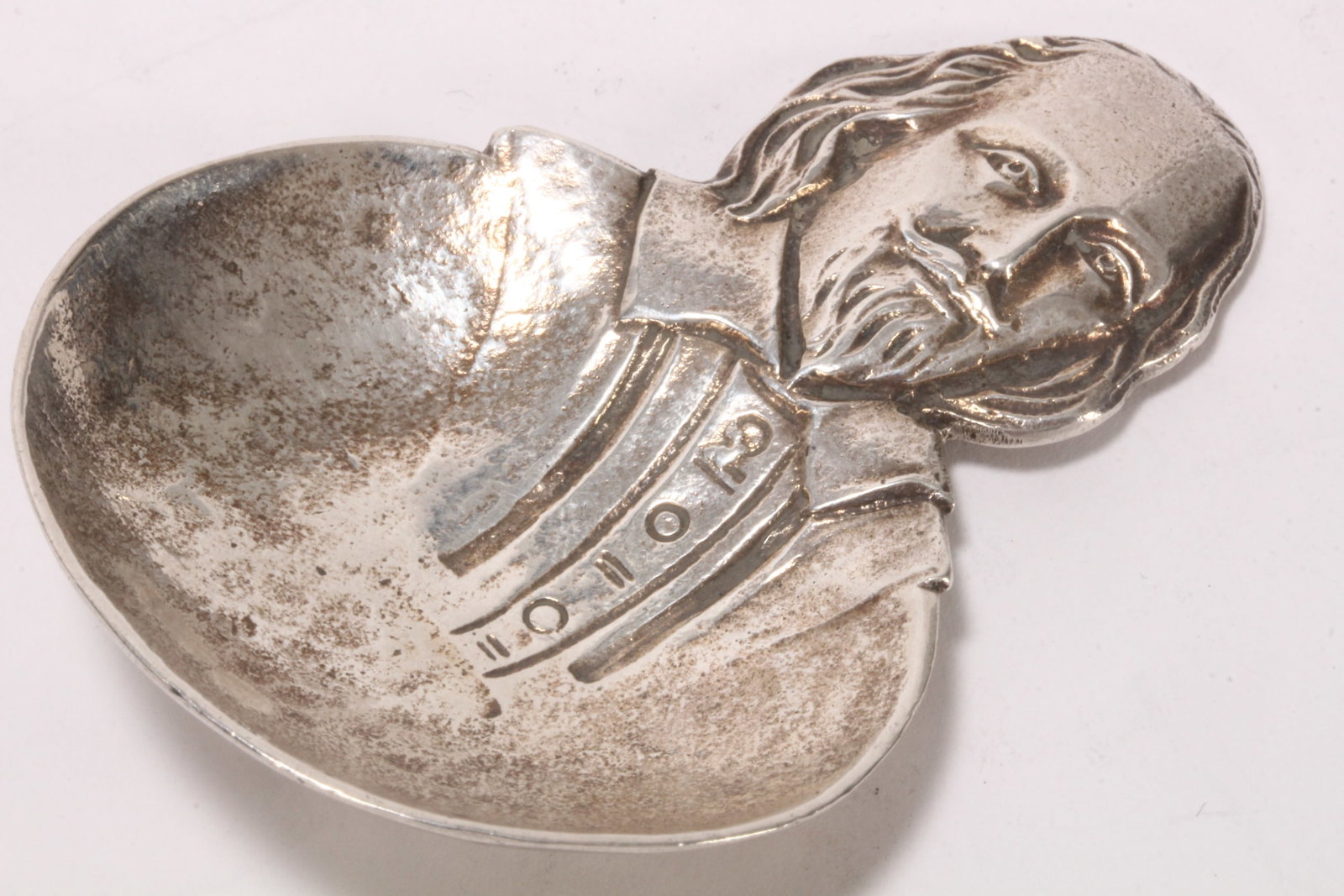 George V Sterling Silver 'Shakespeare' Caddy Spoon: hallmarked, Birmingham, 1928, Bernard Instone, the handle depicting the bust of William Shakespeare, above an oval bowl, total weight 23g, length 6.5cm