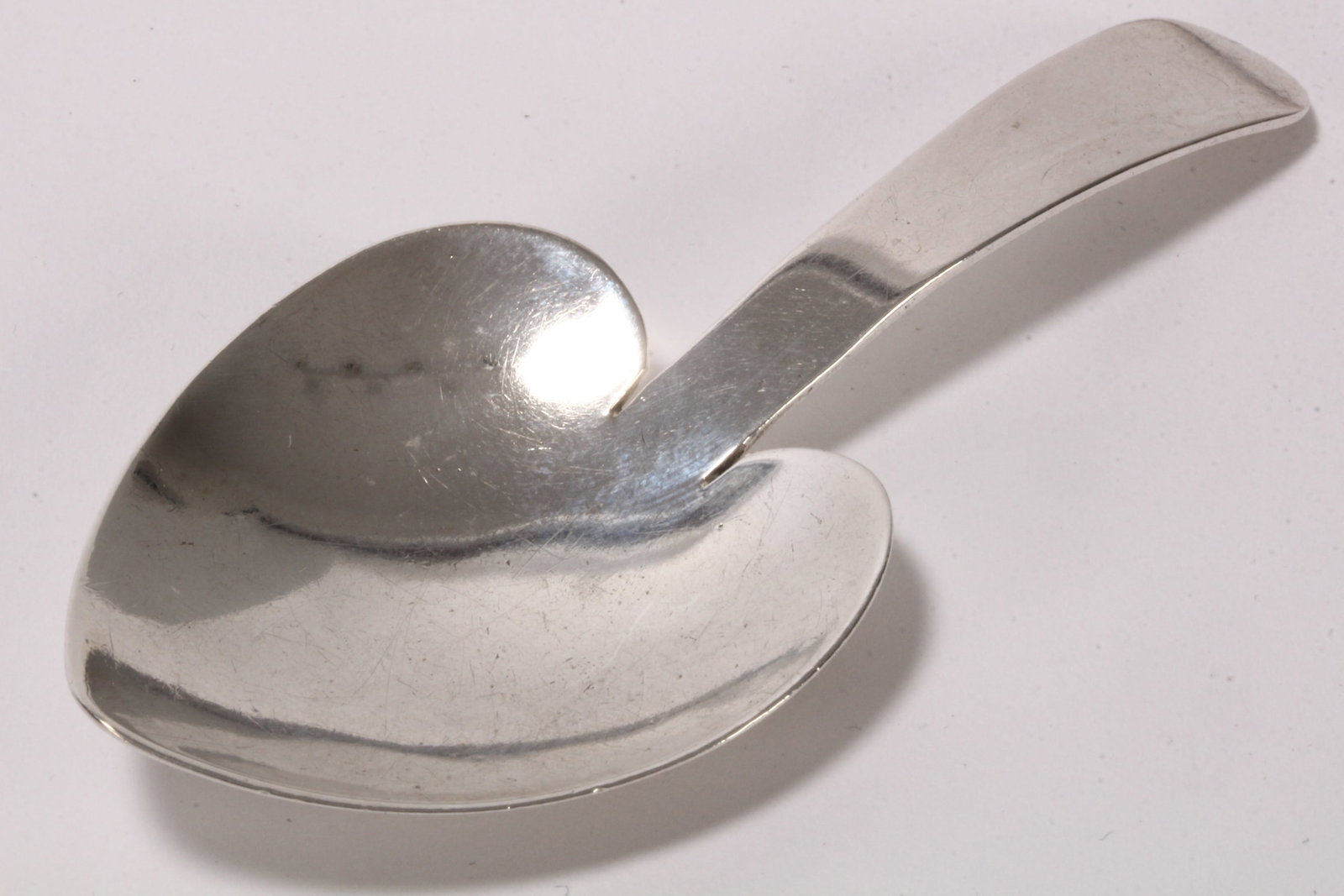 George III Sterling Silver Caddy Spoon,: hallmarked London, 1810, Elizabeth Morley, with tapering handle, above a heart shaped bowl, total weight 13g, length 8.5cm