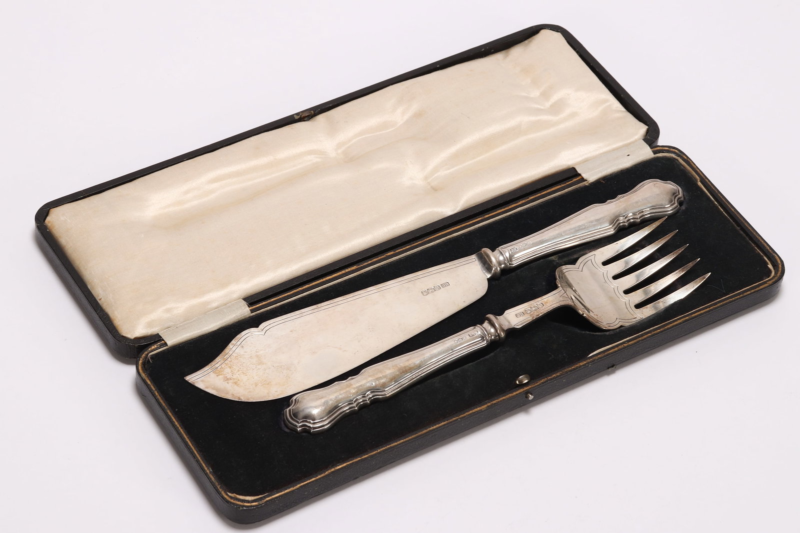 George V Sterling Silver Fish Servers,: the handle and blade hallmarked Sheffield, 1922, GH (Harrison Brothers & Howson), with shaped handle decorated with threaded border, together with fitted presentation total combined silver weight 277g