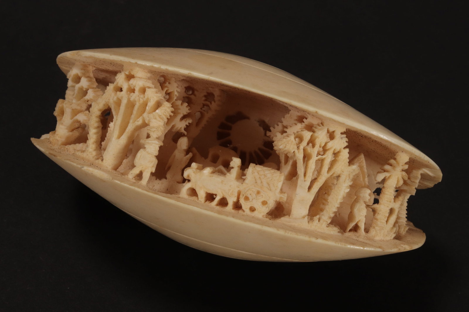 Chinese Qing Dynasty Carved Clam Shell,: carved with figures in scenes of daily life to interior, a/f (chips), 3.5cm x 8cm. Please note this item can only be shipped WITHIN Australia.