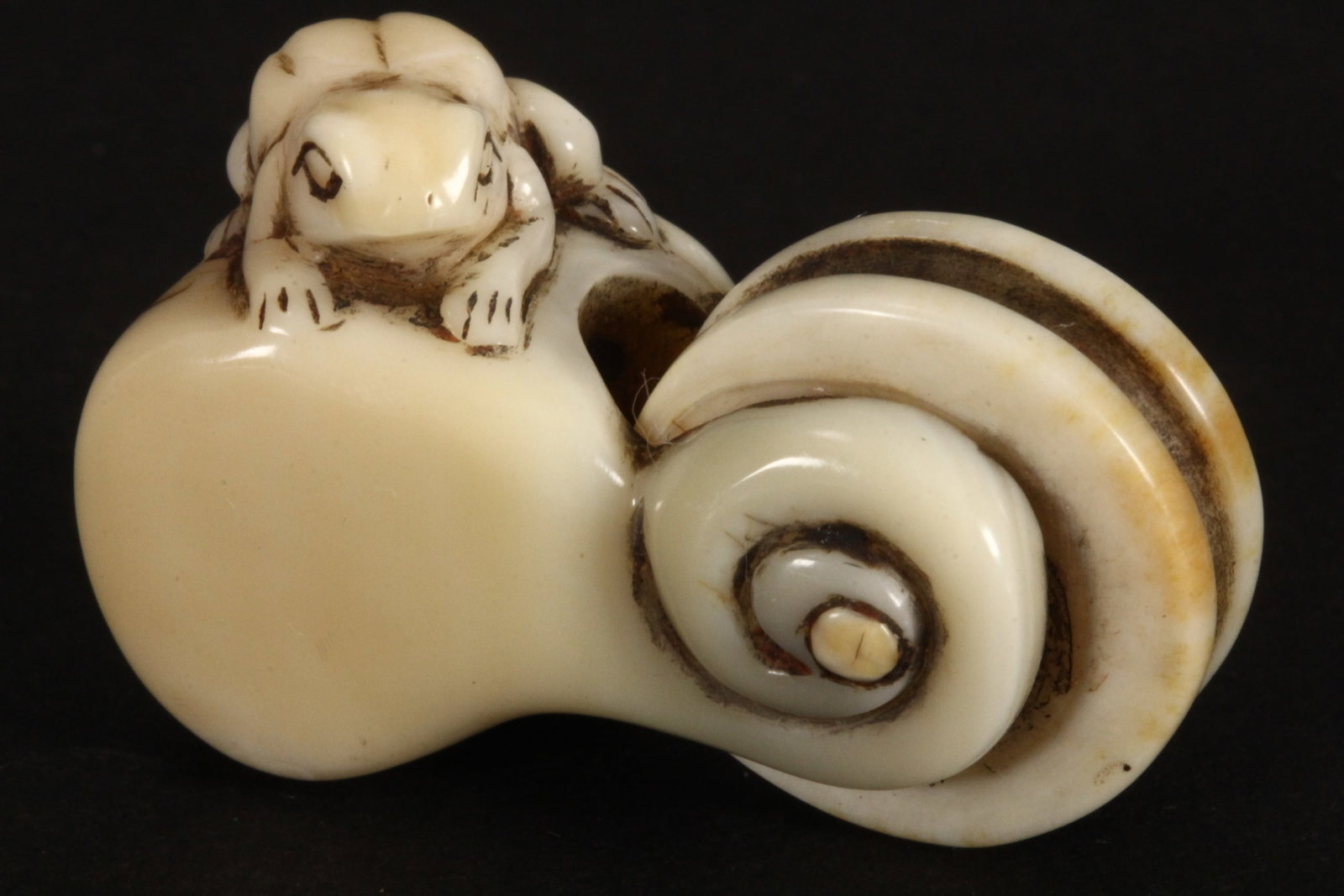 Japanese Carved Netsuke,: in the form of a small pulley, accented with perched frog, unsigned, length 3cm. Please note this item can only be shipped WITHIN Australia.