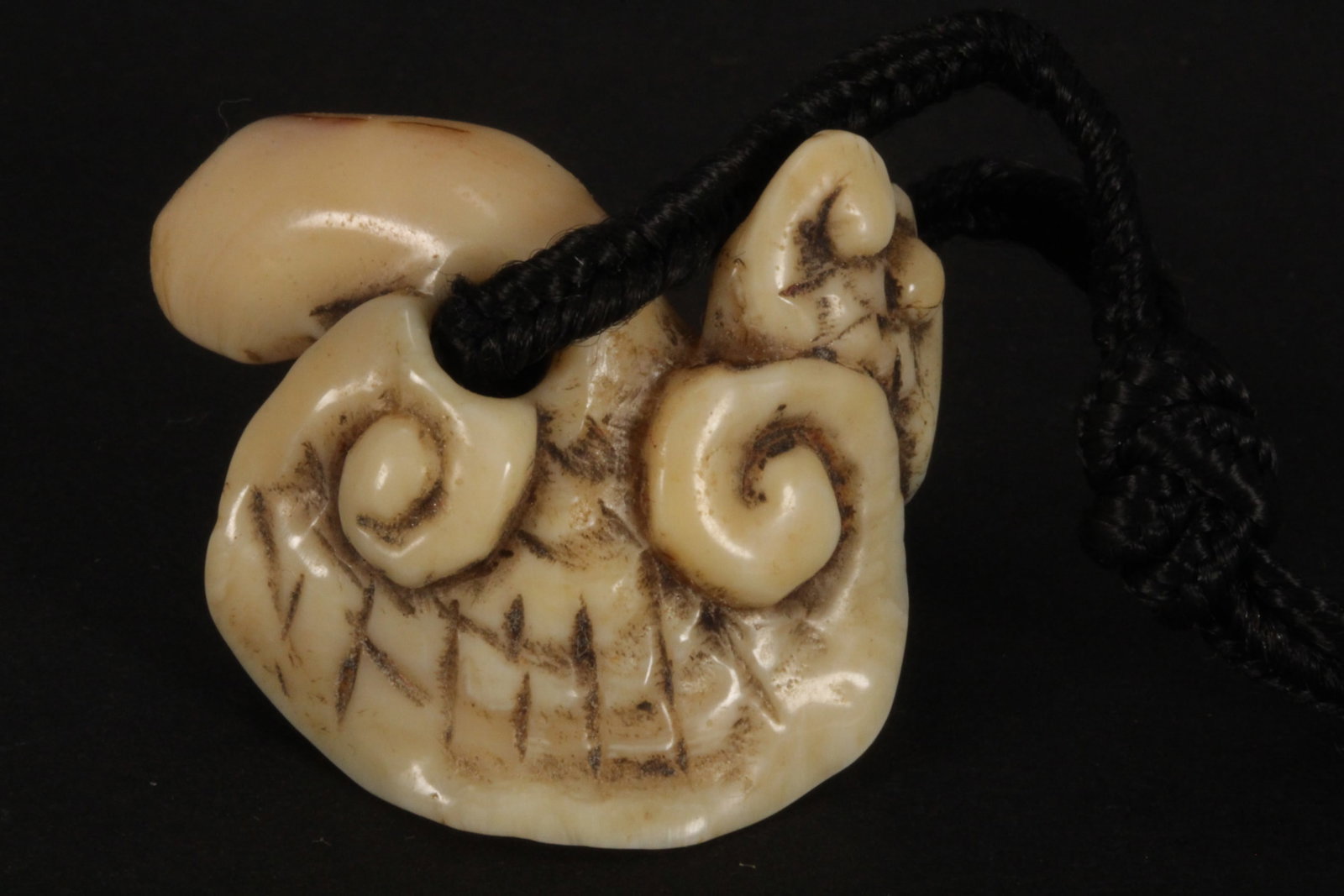 Japanese Carved Nestuke,: in the form of a reishi mushroom, unsigned, length 3.5cm. Please note this item can only be shipped WITHIN Australia.