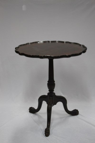 Late Georgian Occasional Table,: with a pie crust surround, supported on a tapering reeded support on three acanthus splayed legs terminating to paw feet, h 67cm, d 58cm