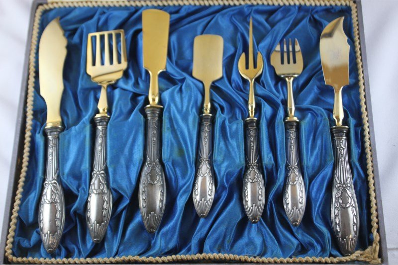 Set of Russian Silver Serving Utensils,: decorated with reeded handles and wreath motifs, boxed, (7)