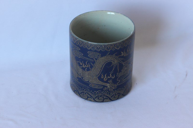 Chinese Porcelain Brush Pot,: of cylindrical form, decorated with gilt rampant dragon disputing a flaming pearl, seal mark to base, h 14cm