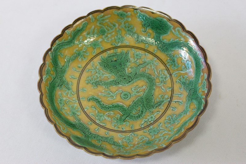Chinese Porcelain Dish,: of circular form, with scalloped edge, decorated with green dragon on yellow ground, seal mark to base, d 13.5cm