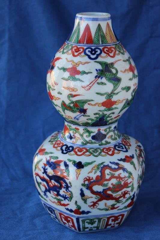 Chinese Porcelain Gourd Vase,: with wucai decoration of Dragons and Phoenix, with six character mark to base, h 26cm