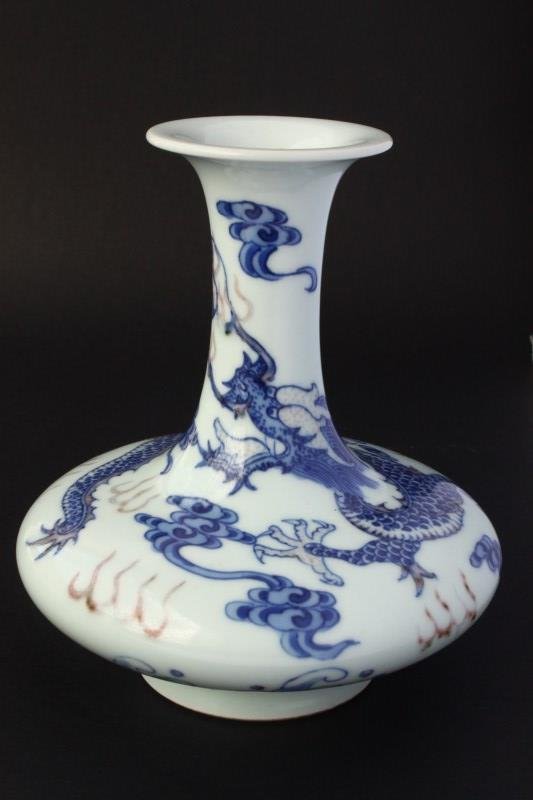 Chinese Blue and White Porcelain Vase,: with spreading lip, and squat baluster body, decorated with dragons, seal mark on base, h 15cm