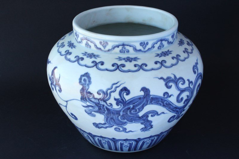 Chinese Blue and White Porcelain Jar,: of baluster form, decorated with dragons, a borders of ruyi heads, six character mark to base, h 19cm
