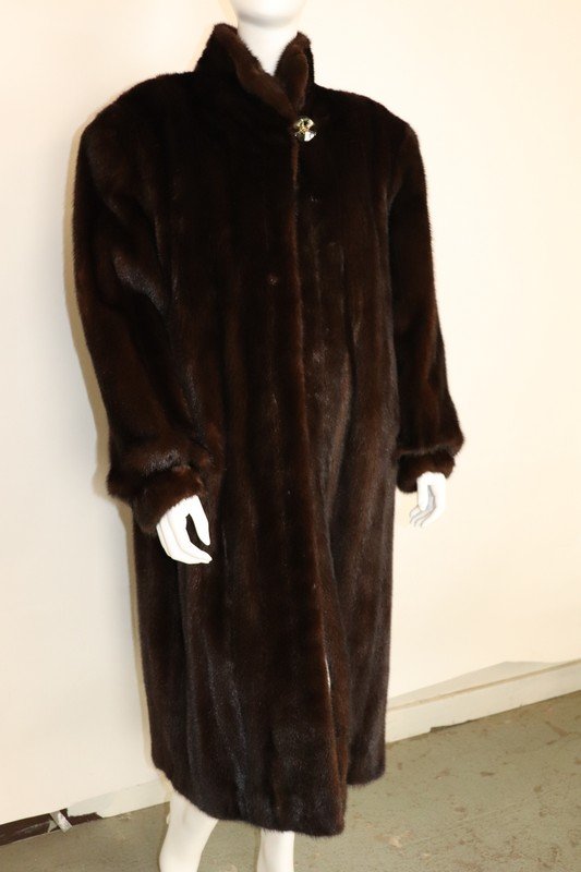 FULL LENGTH DARK BROWN MINK: Beautiful large full length dark brown mink coat measuring shoulder to should 20 inches, shoulder to wrist 26 inches, total coat length is 48 inches. Saga labe - Fur Showcase. Fine condition.