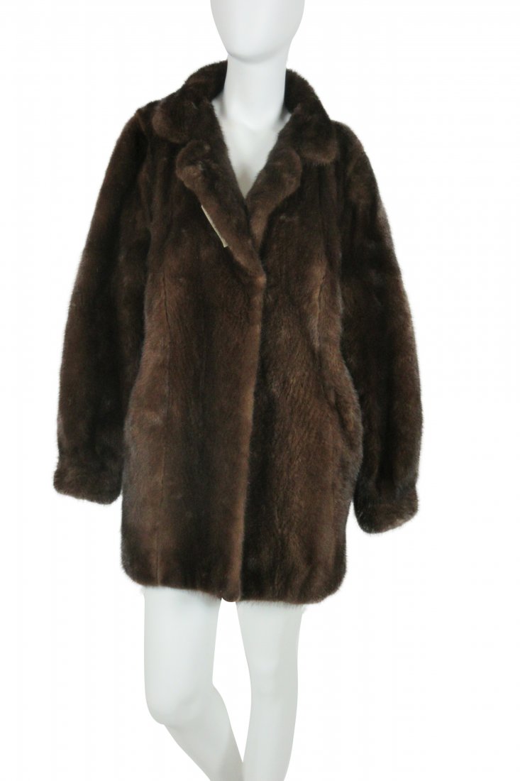 MEDIUM LENGTH MINK FUR JACKET: Beautiful medium length dark brown mink fur coat measuring shoulder to should 18 inches, shoulder to wrist 25 inches, total coat length is 33 inches. Fine condition.