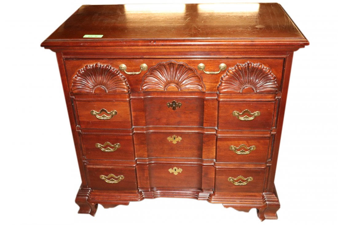 THOMASVILLE CHIPPENDALE SHELL CARVED CHEST (1 of 3)