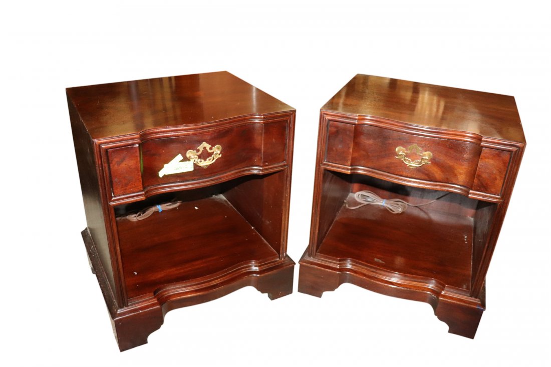 Pair of Vintage Henredon Mahogany Night Stands (1 of 4)
