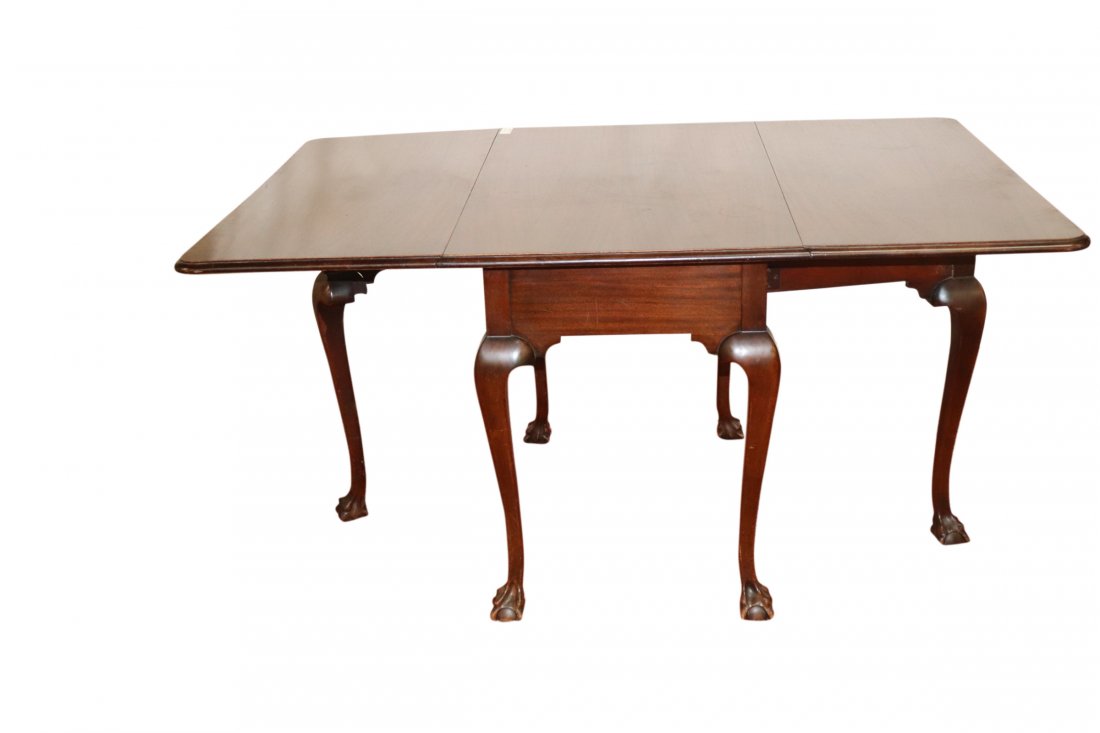 Queen Anne Drop Leaf Table: Vintage Queen Anne drop leaf table. 25 inches deep when closed.