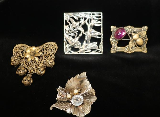 4 Piece Vintage Costume Pin Lot (1 of 6)