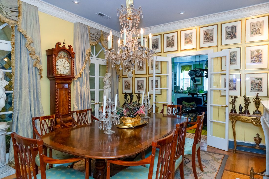 Queen Anne Dining Room Table: Queen Anne dining room table super fine condition, Dimensions: Please refer to photos for more details. CONDITION Please inspect each lot and deem your own opinions on condition, description, provenan