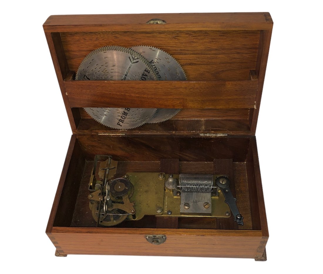 Thoren Sing Swiss Music Box with 6 Metal Discs: Antique Thoren Sins Swiss Made Music Player. With 6 metal discs. . Key Wind up. All teeth appears to be present. Plays . Metal label on bottom Thoren Sing New Hyde Park , NY Dimensions: 10 inches x 6 