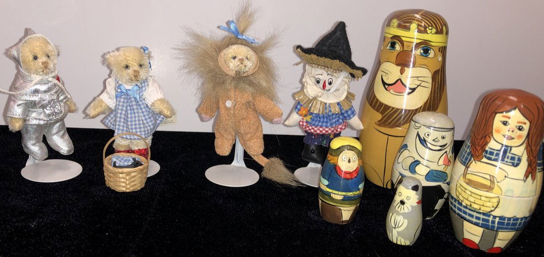 Madame Alexander Wizard of Oz Bears & Nesting Dolls: Madame Alexander Wizard of Oz Bears. Dorothy, Tin Man, Lion & Scarecrow. Nesting Dolls al have wizard of Oz figures. . These Dolls come from a local estate. She was a collector of dolls from all over