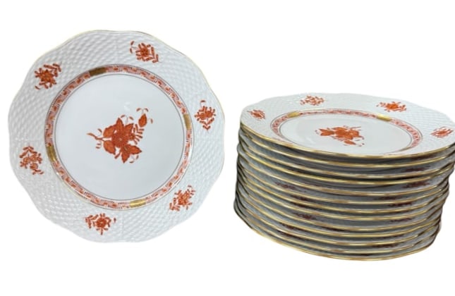 Herend Dinner Plates: Sixteen Herend Dinner Plates 10 inches