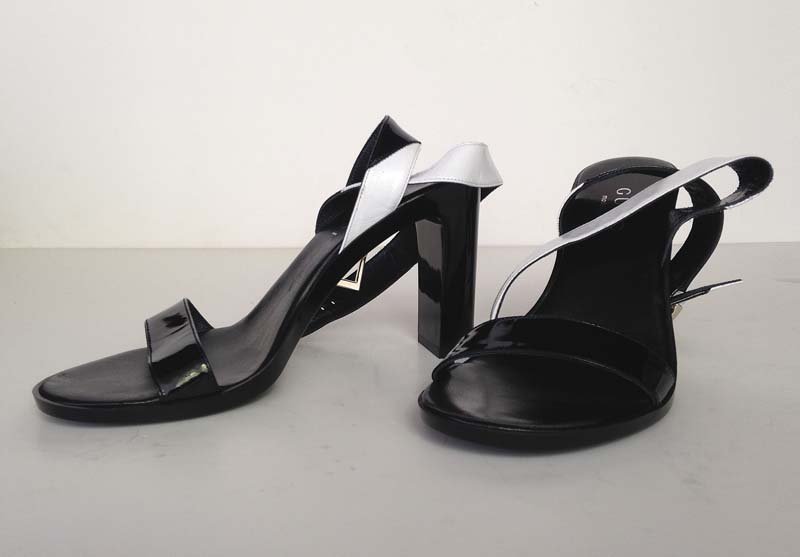 GUCCI. Sandalette: Cuir verni noir / blanc 34 - 1/2 C