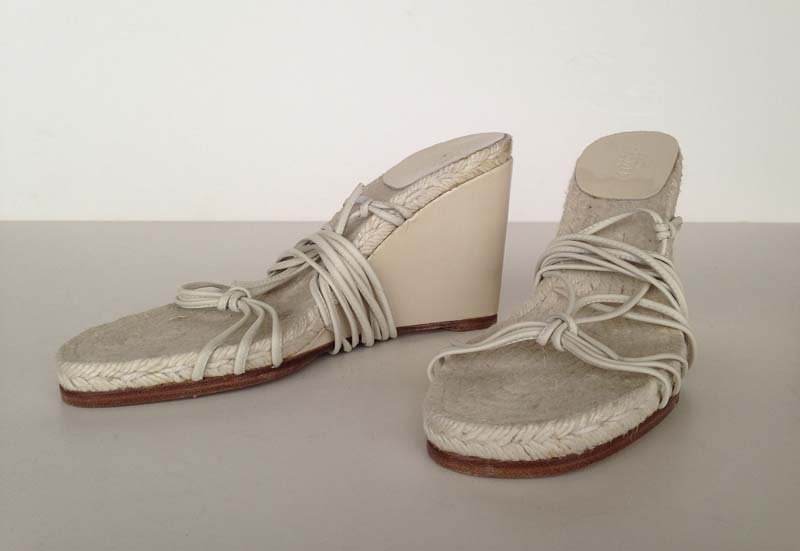 HERMES. Sandalette a semelle compensee rose: Paille et cuir vernis creme 36