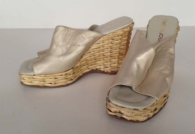 CHARLES JOURDAN. Sandalette compensee: Cuir irise poudre, peu porte 5 - 1/2