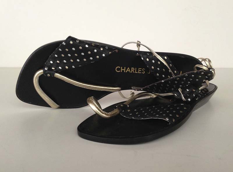 CHARLES JOURDAN. Sandalette plate: Cuir noir, cloute 6 - 1/2