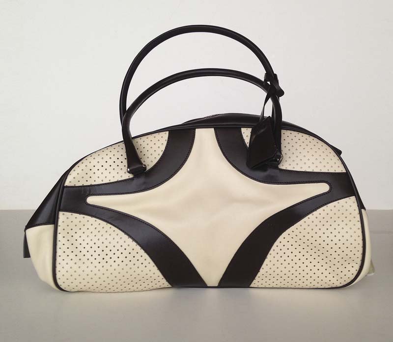 PRADA. sac: Cuir blanc et noir