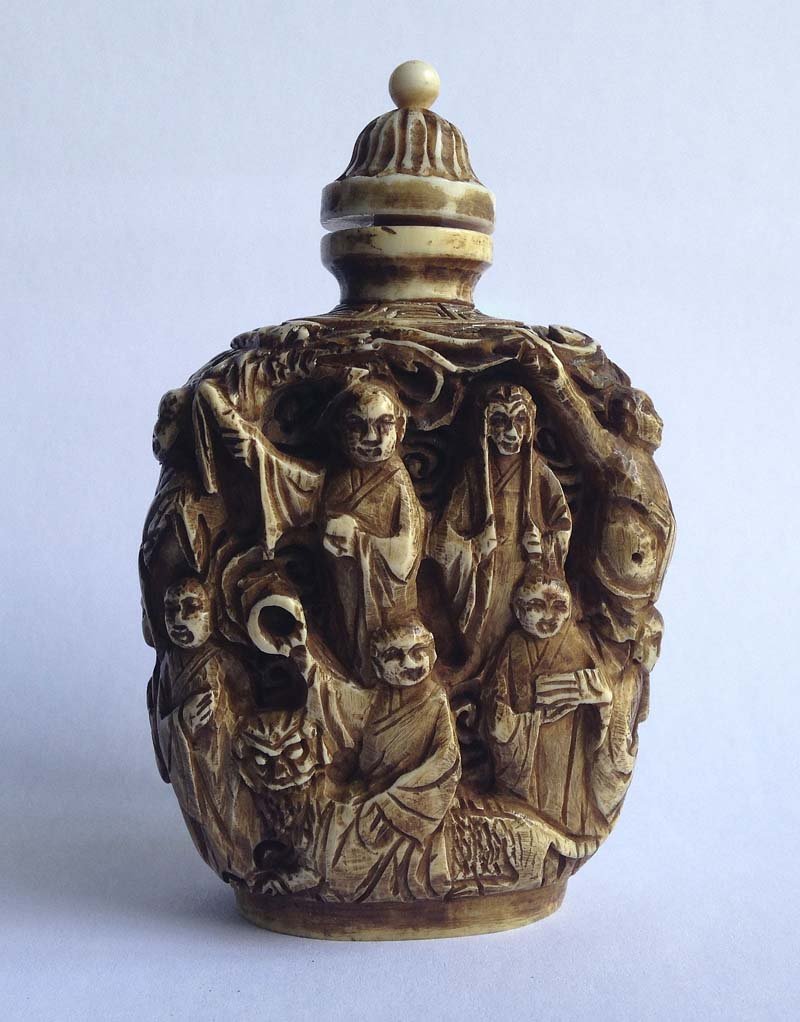Chine, XIXe. Tabatiere: Chine, XIXe Tabatiere Ivoire sculpte a decor de personnages en ronde-bosse Haut. 8,5 cm.