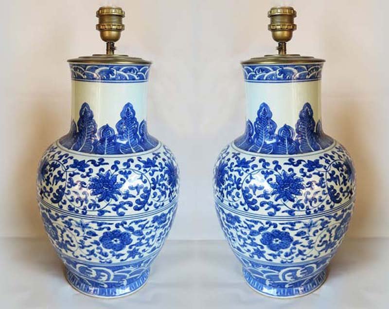 Chine, XIXe. Paire de vases balustre, montes en lampe: Chine, XIXe Paire de vases balustre, montes en lampe Porcelaine blanche, a decor emaille bleu, motif floral Haut. 38 cm.