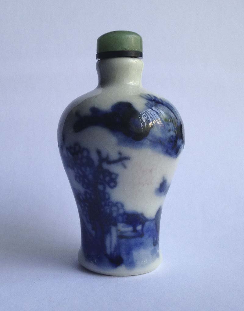 Chine XIX-XXe. Tabatiere: Chine XIX-XXe Tabatiere Porcelaine emaillee bleu, a motif de branchages fleuris, bouchon jade vert, forme de vase balustre Haut. 8,3 cm.
