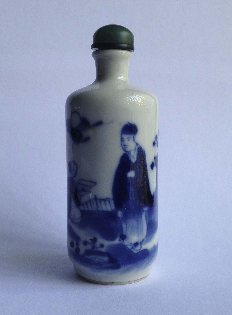 Chine XIX-XXe. Tabatiere: Chine XIX-XXe Tabatiere Porcelaine emaillee bleu a motif de femme dans un un jardin, bouchon jade vert epinard Haut. 8,5 cm.