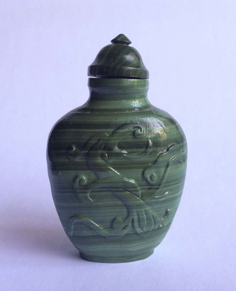 Chine, debut XXe. Tabatiere: Chine, debut XXe Tabatiere Malachite polie et sculptee, a motif de carpe enroulee Haut. 5,5 cm.