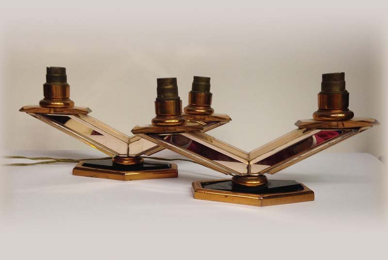 ADNET Jacques (1990-1984), goÃ»t de. Paire de lampes: ADNET Jacques (1990-1984), goÃ»t de Paire de lampes chandeliers Structure en laiton cuivre, assemblage de verre-miroir, teinte vieux rose et ocre Haut. 14 cm.