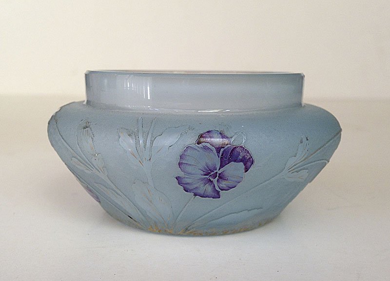 DAUM, Nancy. Petite coupelle: DAUM, Nancy Petite coupelle Verre teinte turquoise, mauve et or, travaille en camee a l'outil Signe sous le pied Diam. 8,5 x haut. 4,5 cm.