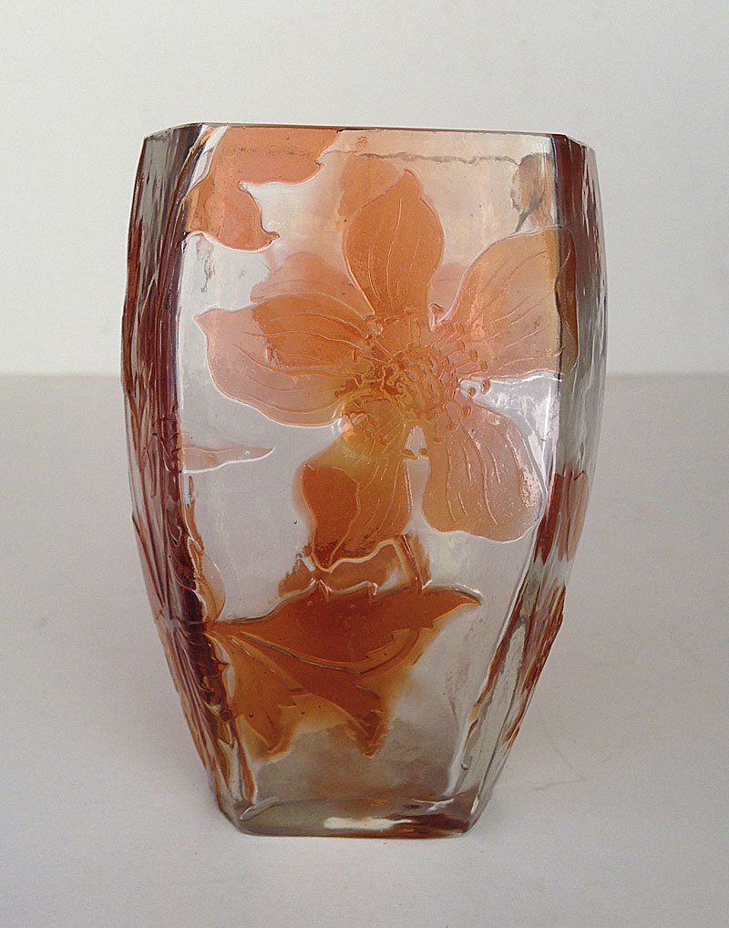 GALLe emile (1846-1904). Vase a six pans, aux fleurs: GALLe emile (1846-1904) Vase a six pans, aux fleurs Verre incolore double rouge et orange, souffle a la volee et travaille en camee a l'outil Signe Haut. 13 cm.
