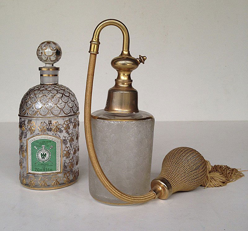 . Flacon Guerlain et vaporisateur ancien: Flacon Guerlain et vaporisateur ancien Verre moule et cristal, laiton Haut max. 18 cm.
